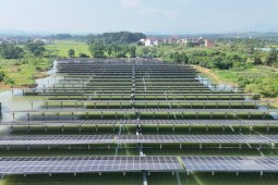 道县：光伏板“水上漂” 夏日发电养鱼两不误