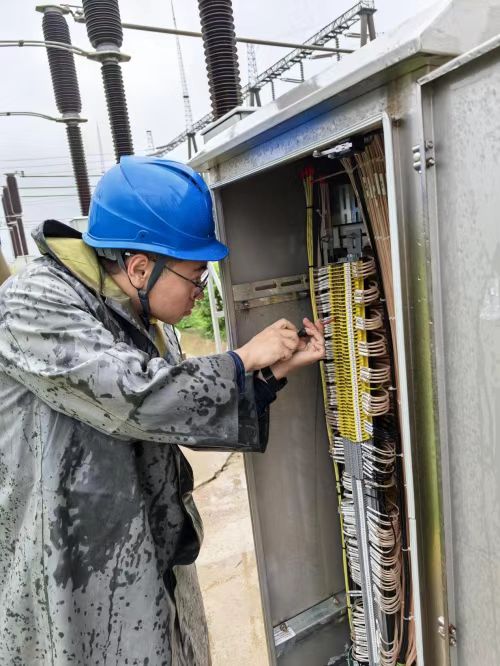 升级预警下的雨中攻坚：修试队伍坚守停电窗口期筑牢安全防线
