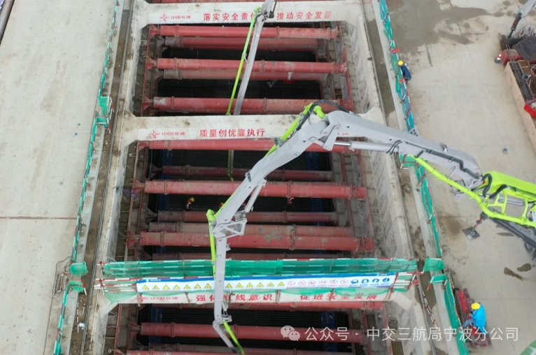 南环快速路项目主体工程隧道首段底板顺利浇筑