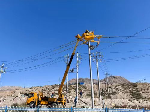  国网阿合奇县供电公司：首次完成单车运行复杂类带电作业 电网检修效率再升级