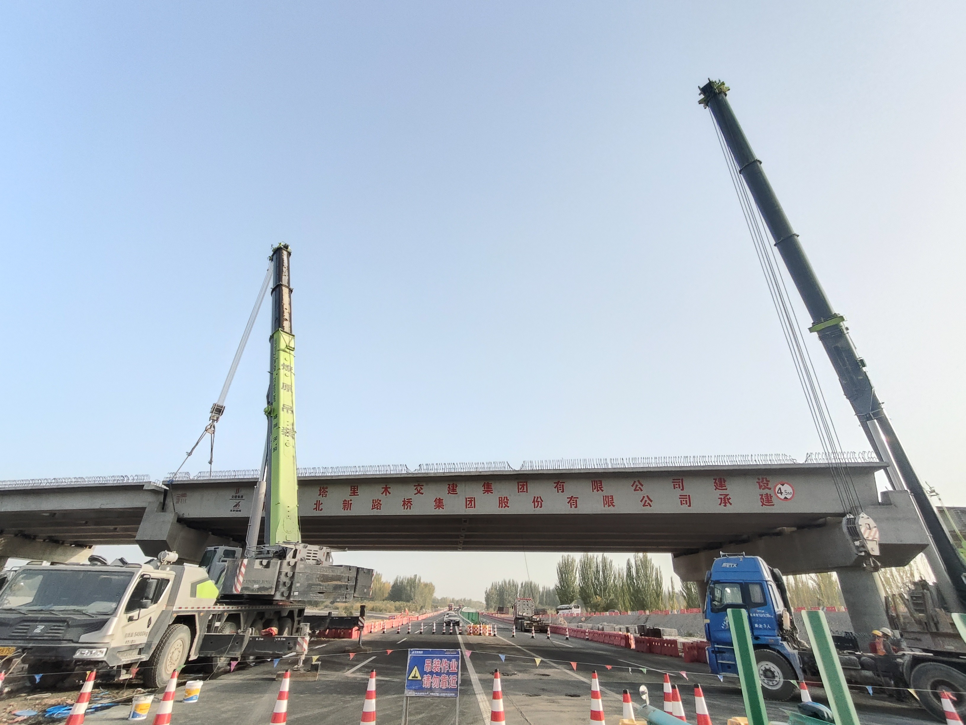 圖為：G3036阿阿高速項(xiàng)目海樓互通橋梁架設(shè)  黃廣虎攝2.jpg