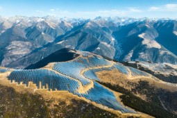 国内首个水光蓄储一体化光伏项目并网发电