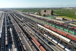 2510万吨!新疆铁路不当“运煤的”，改当“说媒的”